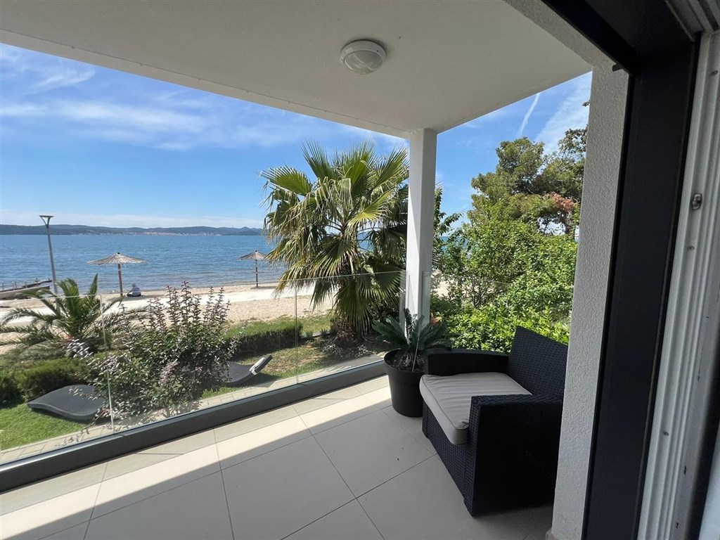 na-prodej-zarizeny-apartman-v-1-rade-od-more-bibinje-chorvatsko