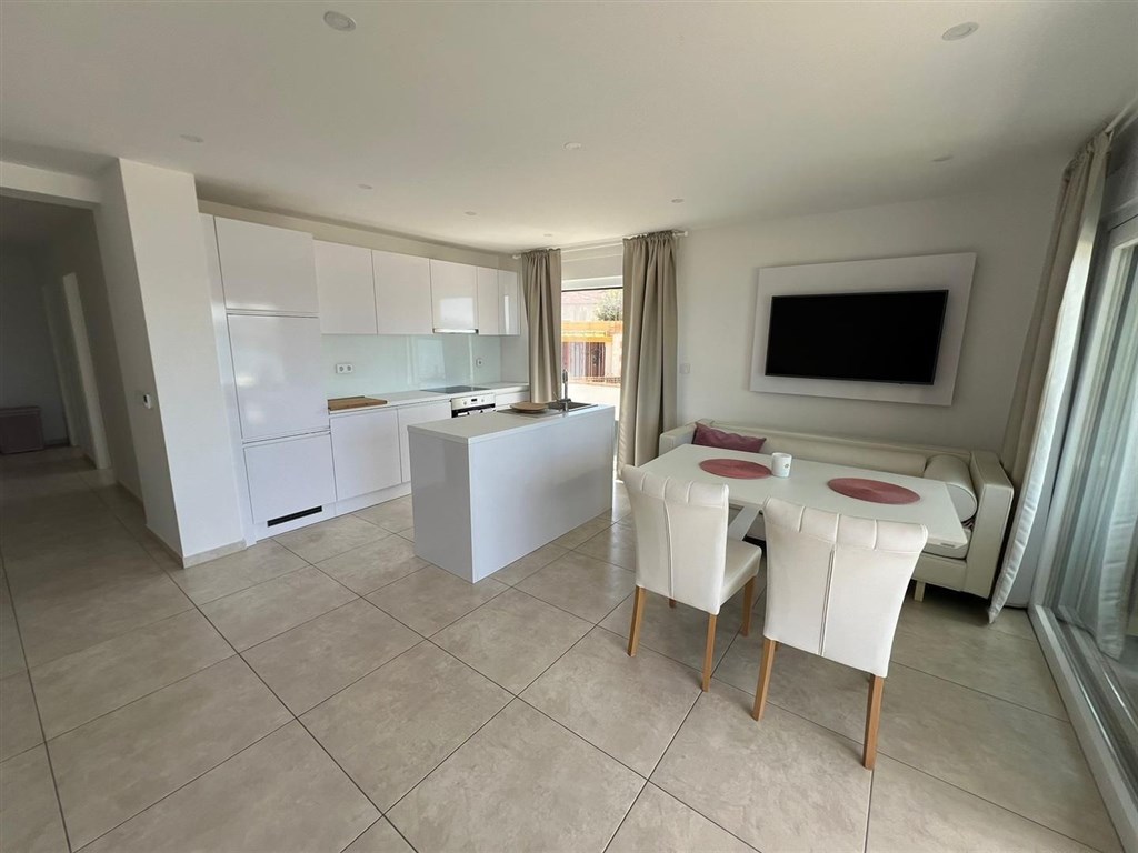 na-prodej-zarizeny-apartman-v-1-rade-od-more-bibinje-chorvatsko