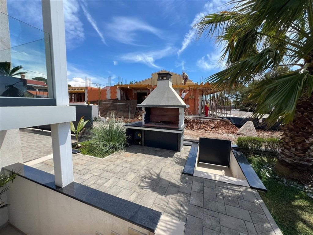 na-prodej-zarizeny-apartman-v-1-rade-od-more-bibinje-chorvatsko