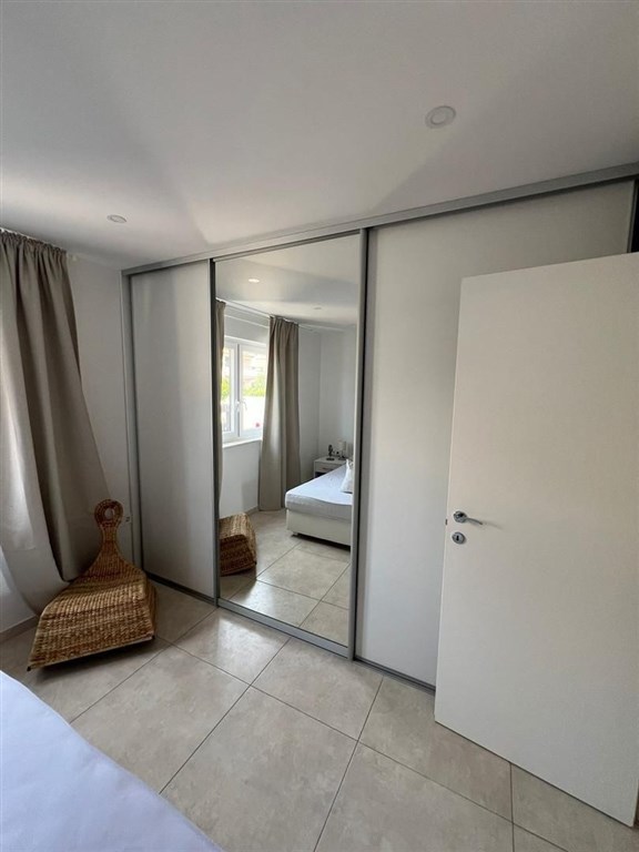 na-prodej-zarizeny-apartman-v-1-rade-od-more-bibinje-chorvatsko