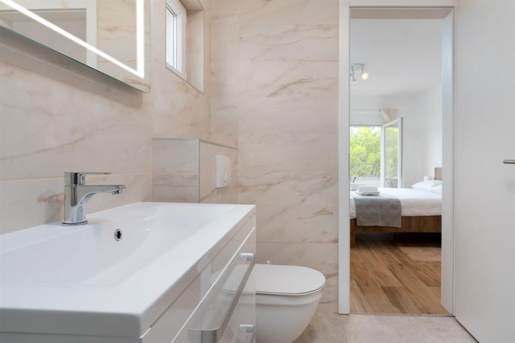 na-prodej-vybaveny-apartman-se-stresni-terasou-vir-chorvatsko