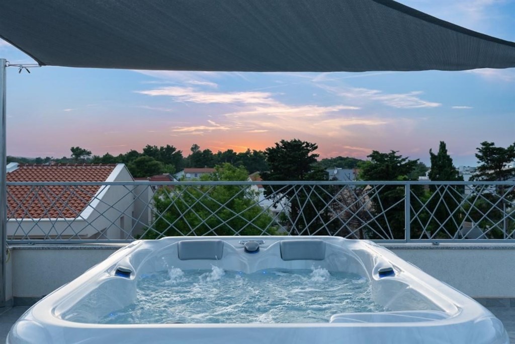 na-prodej-vybaveny-apartman-se-stresni-terasou-vir-chorvatsko