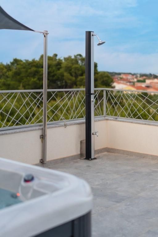 na-prodej-vybaveny-apartman-se-stresni-terasou-vir-chorvatsko