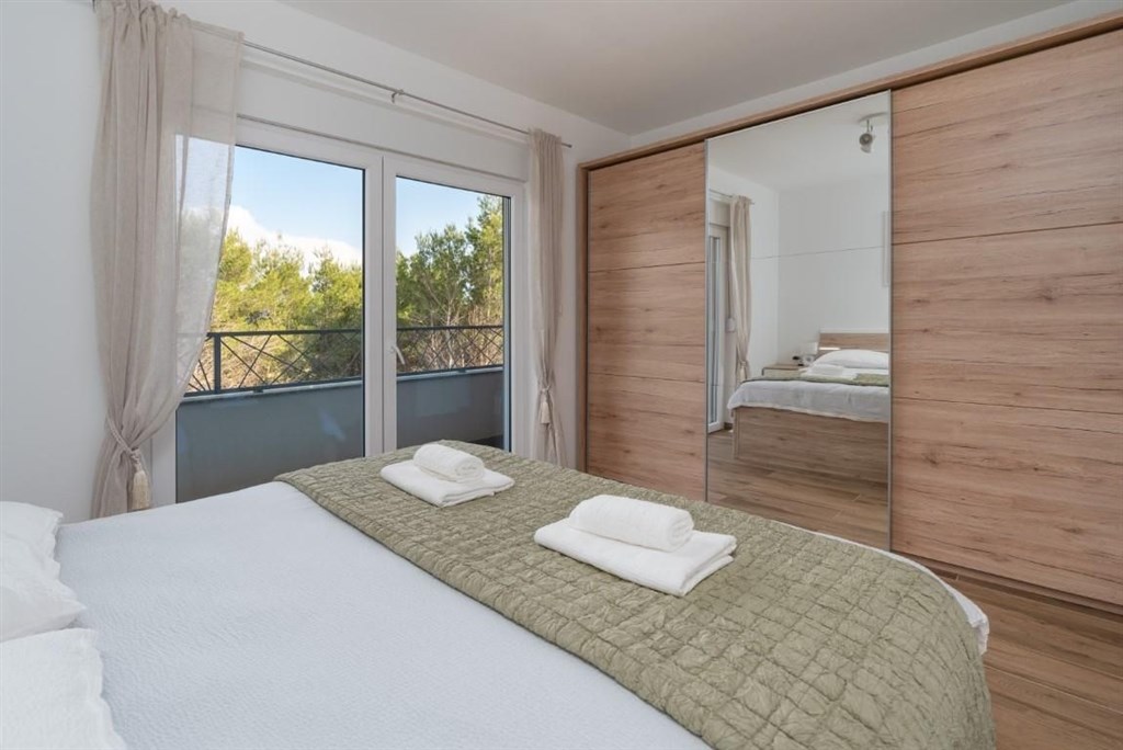 na-prodej-vybaveny-apartman-se-stresni-terasou-vir-chorvatsko