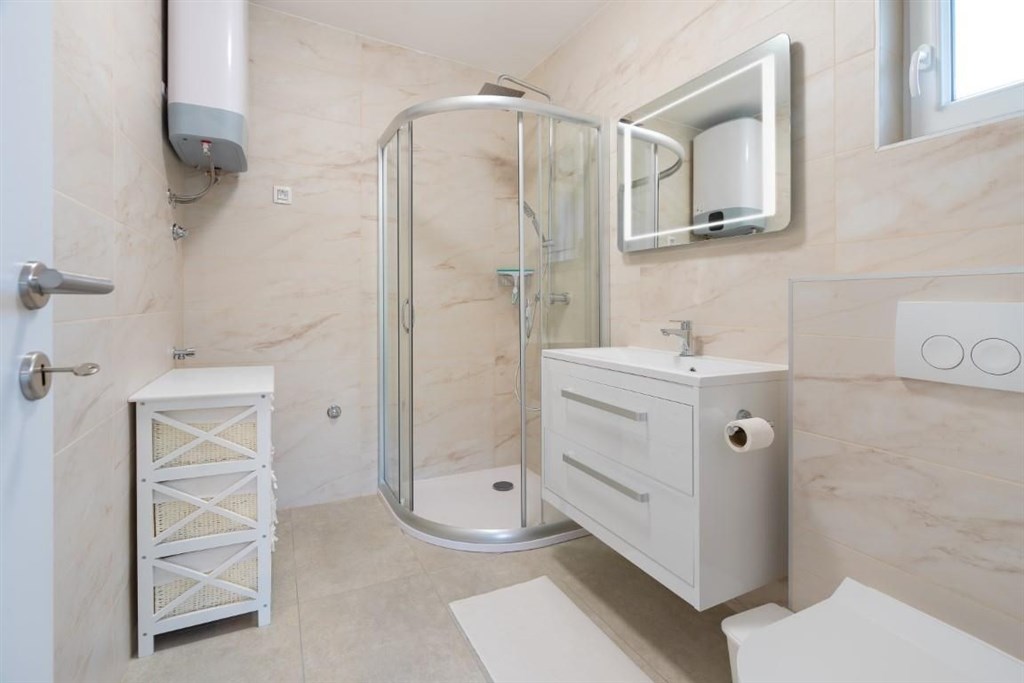 na-prodej-vybaveny-apartman-se-stresni-terasou-vir-chorvatsko