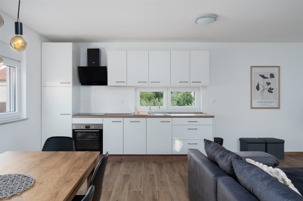 na-prodej-vybaveny-apartman-se-stresni-terasou-vir-chorvatsko