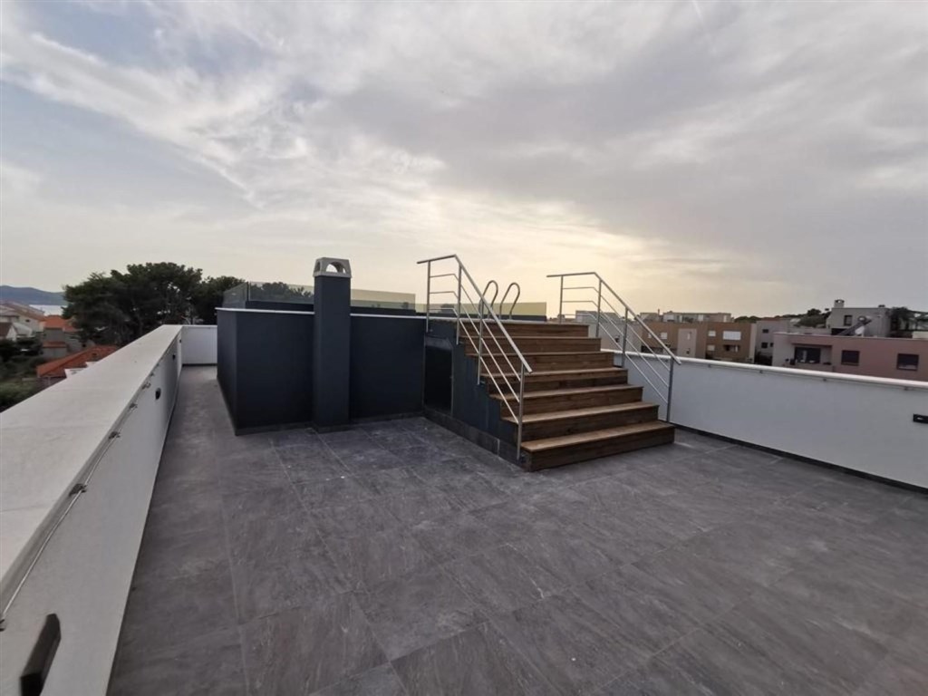 na-prodej-apartman-se-stresni-terasou-a-bazenem-zadar-chorvatsko