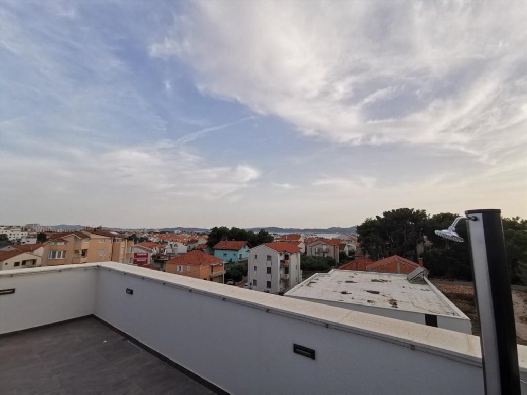na-prodej-apartman-se-stresni-terasou-a-bazenem-zadar-chorvatsko