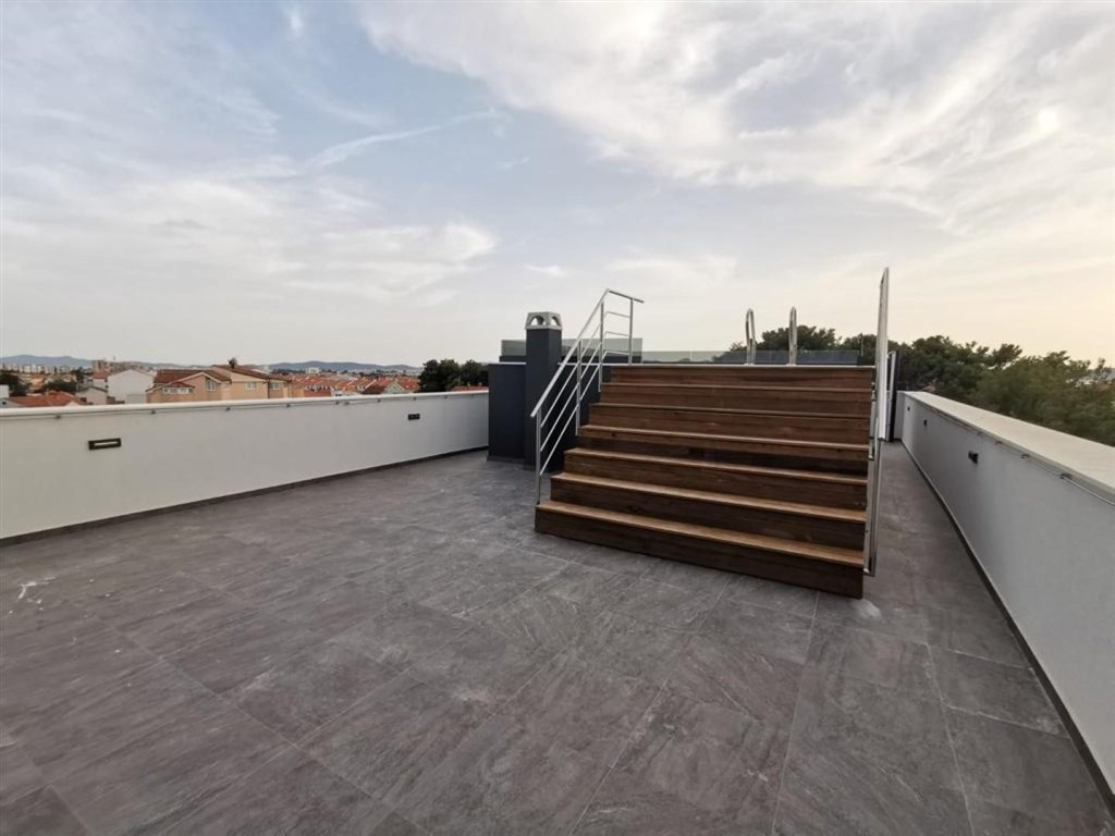 na-prodej-apartman-se-stresni-terasou-a-bazenem-zadar-chorvatsko