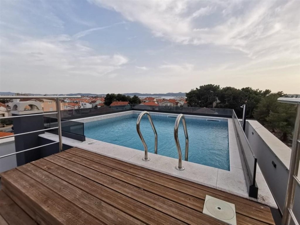 na-prodej-apartman-se-stresni-terasou-a-bazenem-zadar-chorvatsko