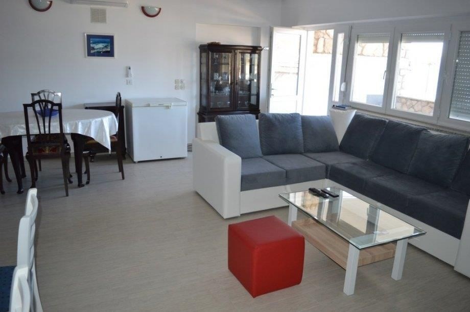 na-prodej-dum-se-4-apartmany-v-1-rade-od-more-maslenica-chorvatsko