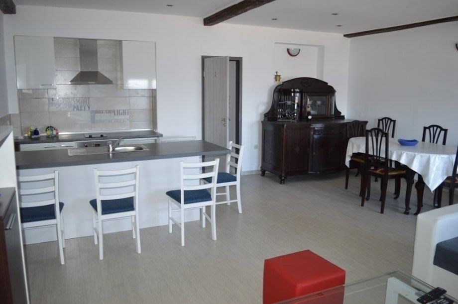 na-prodej-dum-se-4-apartmany-v-1-rade-od-more-maslenica-chorvatsko