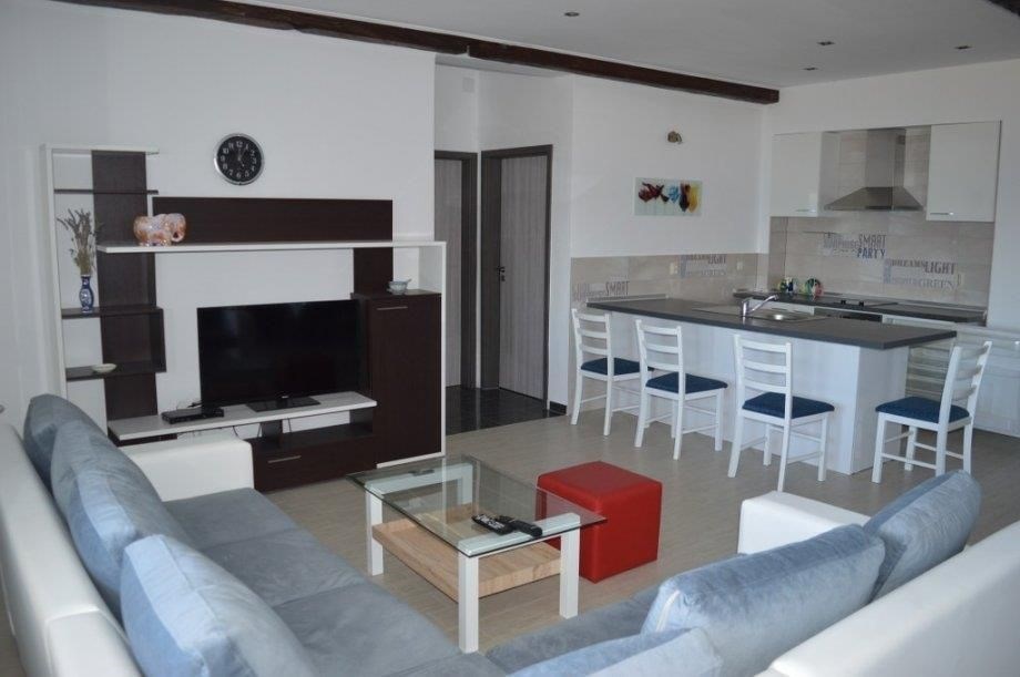 na-prodej-dum-se-4-apartmany-v-1-rade-od-more-maslenica-chorvatsko
