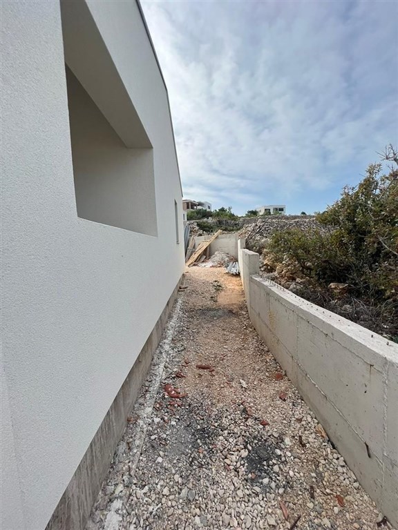 na-prodej-jednopodlazni-dum-kousek-od-more-novigrad-chorvatsko