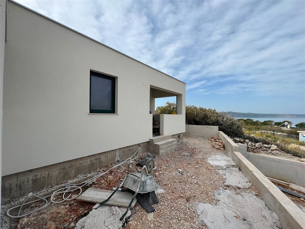 na-prodej-jednopodlazni-dum-kousek-od-more-novigrad-chorvatsko