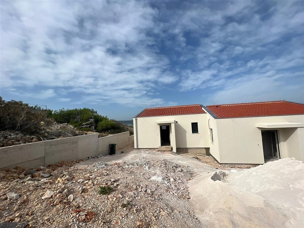 na-prodej-jednopodlazni-dum-kousek-od-more-novigrad-chorvatsko