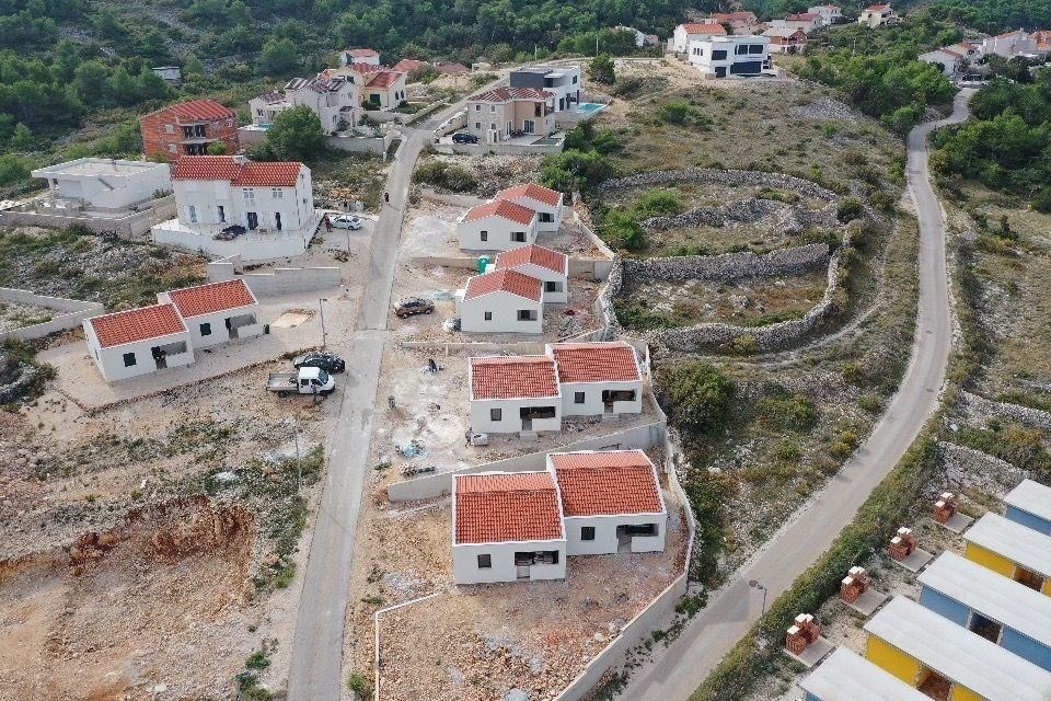 na-prodej-jednopodlazni-dum-kousek-od-more-novigrad-chorvatsko