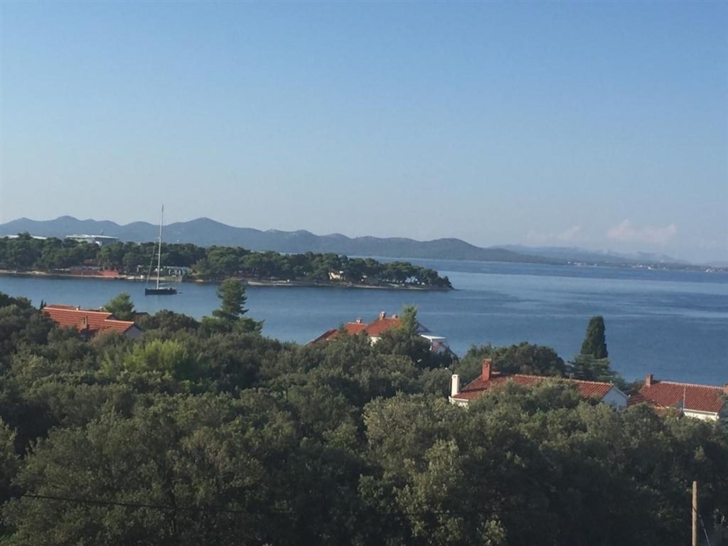 na-prodej-apartmanovy-dum-s-vyhledem-na-more-petrcane-chorvatsko