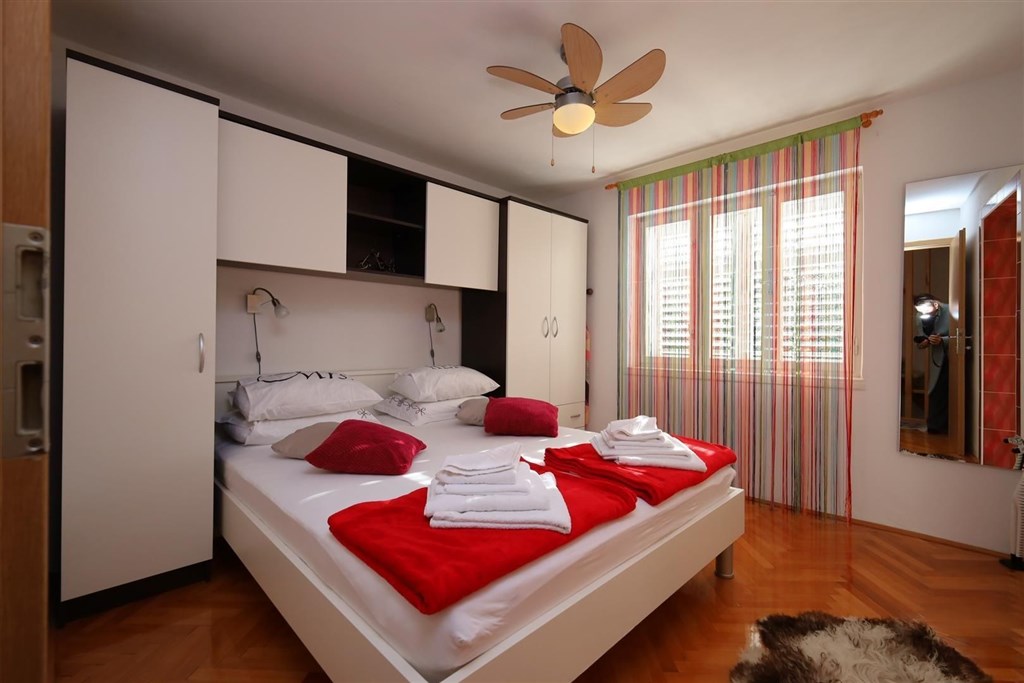 na-prodej-dum-se-3-apartmany-kousek-od-more-tisno-chorvatsko