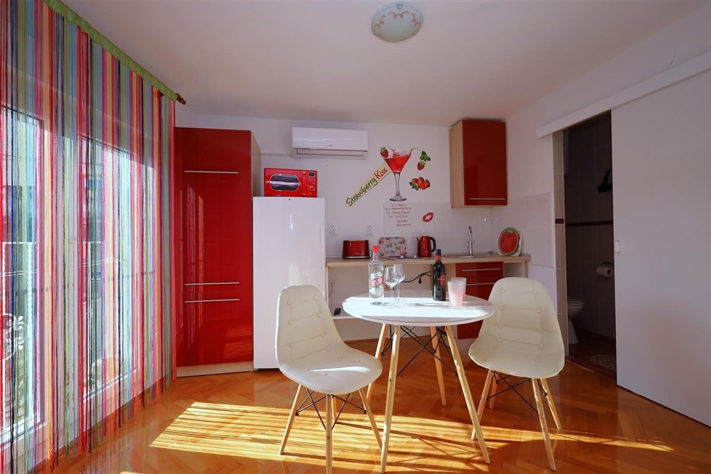 na-prodej-dum-se-3-apartmany-kousek-od-more-tisno-chorvatsko