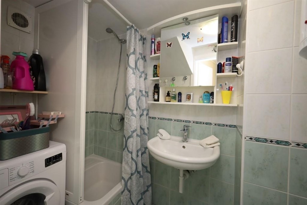 na-prodej-dum-se-3-apartmany-kousek-od-more-tisno-chorvatsko
