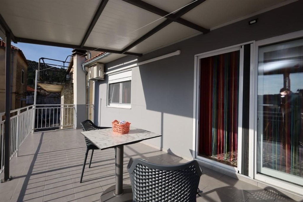 na-prodej-dum-se-3-apartmany-kousek-od-more-tisno-chorvatsko