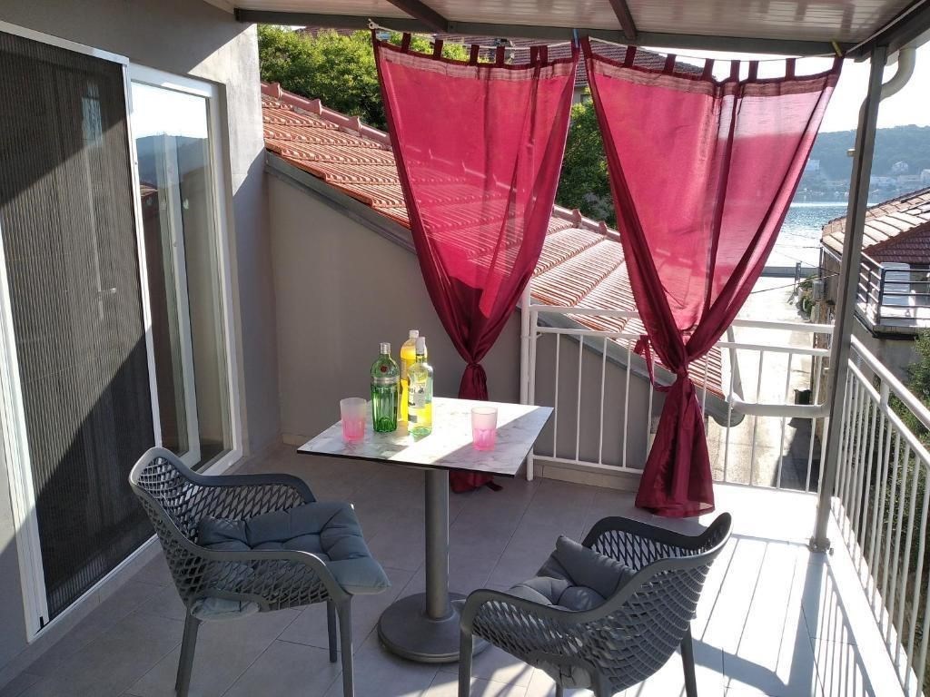 na-prodej-dum-se-3-apartmany-kousek-od-more-tisno-chorvatsko