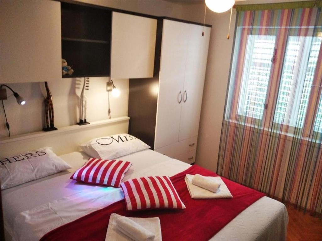 na-prodej-dum-se-3-apartmany-kousek-od-more-tisno-chorvatsko