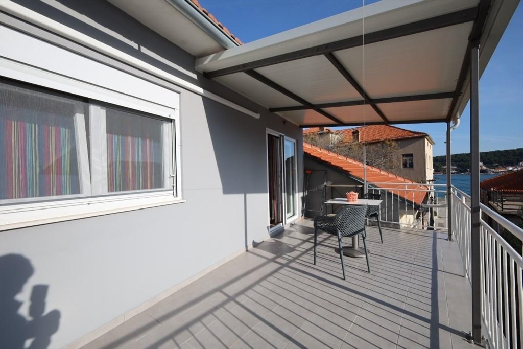 na-prodej-dum-se-3-apartmany-kousek-od-more-tisno-chorvatsko