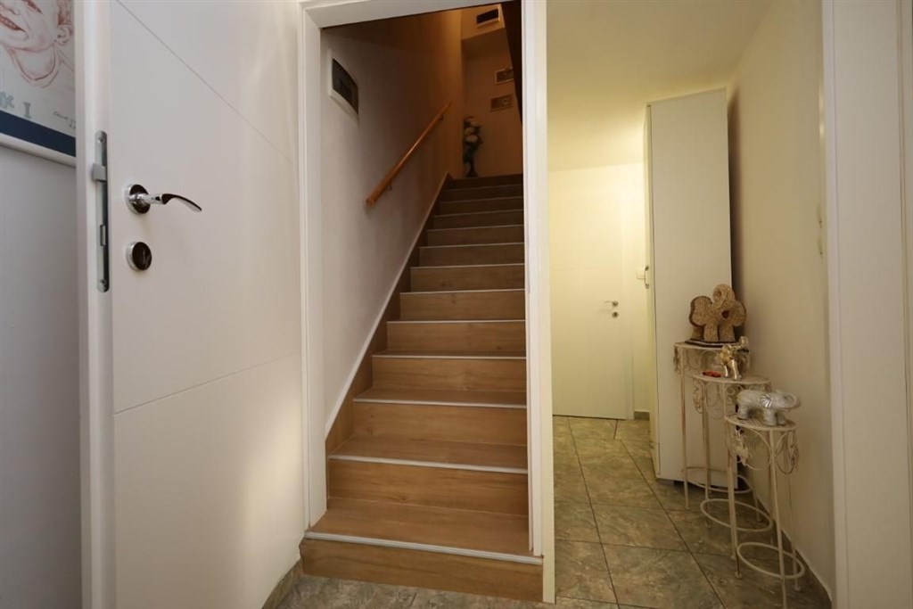 na-prodej-dum-se-3-apartmany-kousek-od-more-tisno-chorvatsko