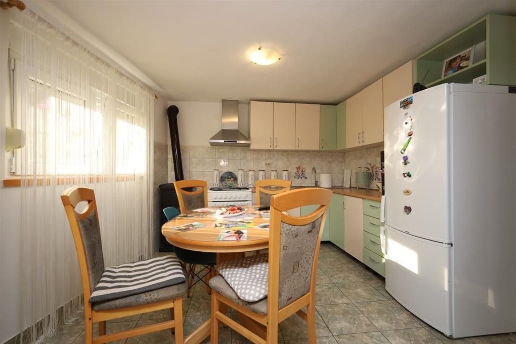 na-prodej-dum-se-3-apartmany-kousek-od-more-tisno-chorvatsko