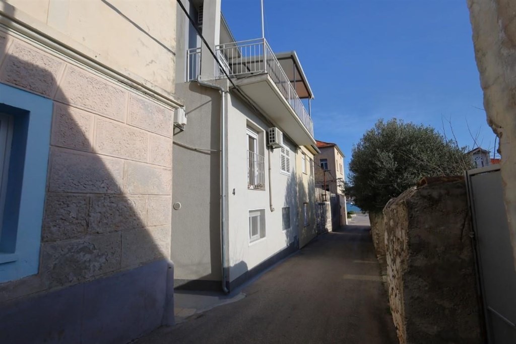 na-prodej-dum-se-3-apartmany-kousek-od-more-tisno-chorvatsko