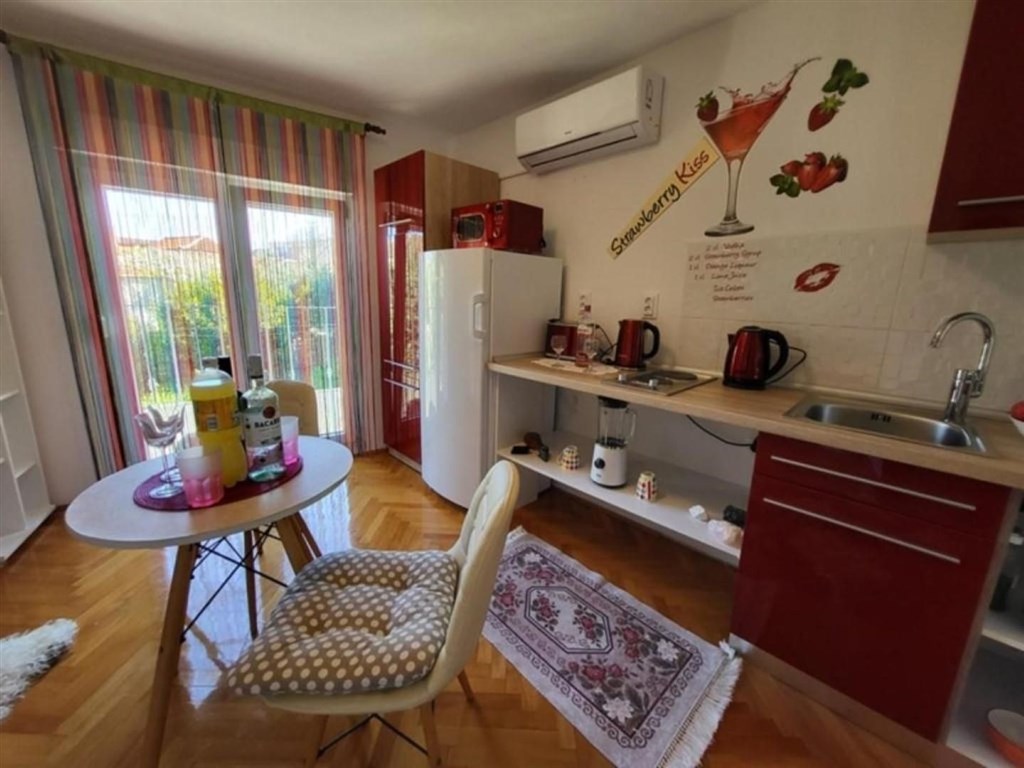 na-prodej-dum-se-3-apartmany-kousek-od-more-tisno-chorvatsko