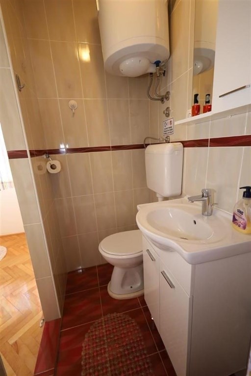 na-prodej-dum-se-3-apartmany-kousek-od-more-tisno-chorvatsko