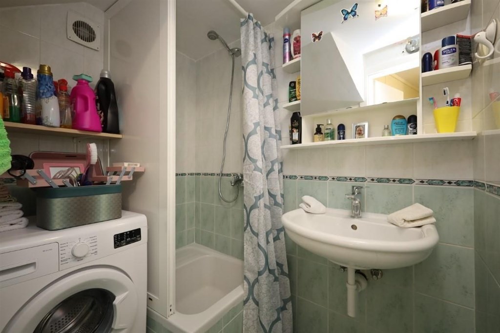 na-prodej-dum-se-3-apartmany-kousek-od-more-tisno-chorvatsko