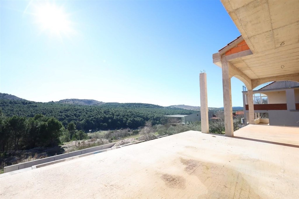 na-prodej-novy-rodinny-dum-s-bazenem-vrpolje-chorvatsko