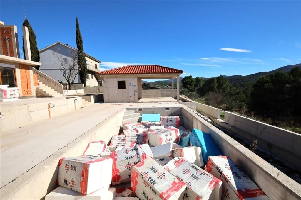 na-prodej-novy-rodinny-dum-s-bazenem-vrpolje-chorvatsko