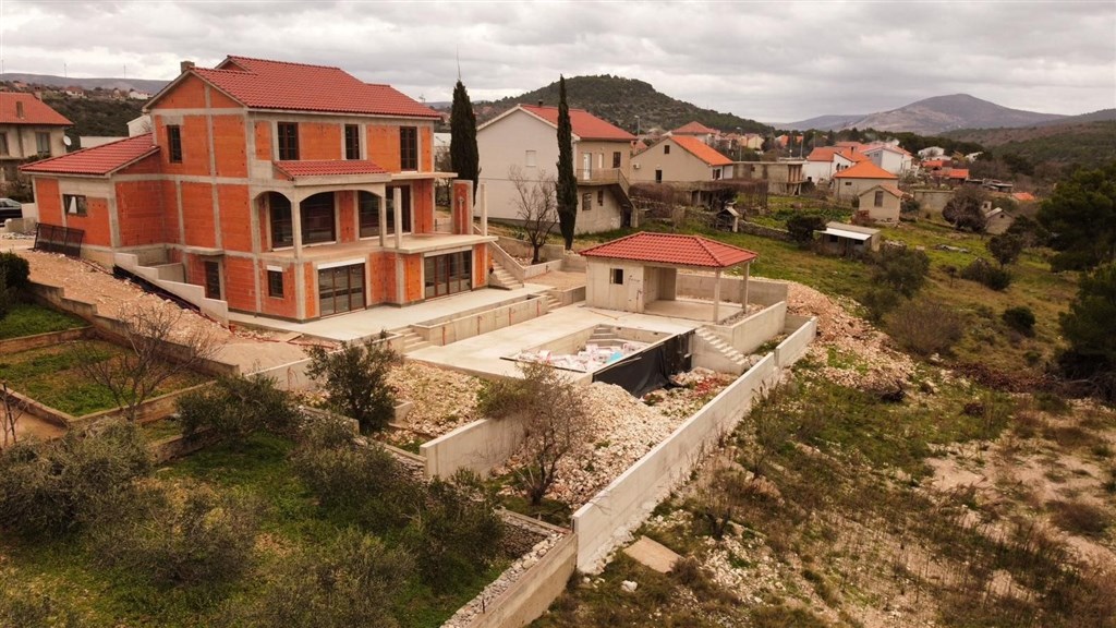 na-prodej-novy-rodinny-dum-s-bazenem-vrpolje-chorvatsko