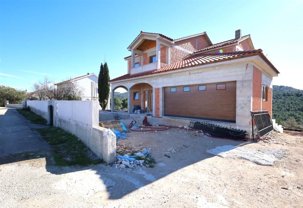 na-prodej-novy-rodinny-dum-s-bazenem-vrpolje-chorvatsko