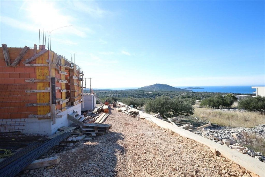 na-prodej-vila-s-otevrenym-vyhledem-na-more-primosten-chorvatsko