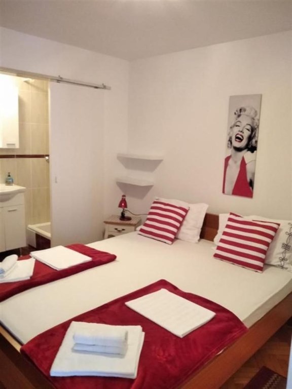 na-prodej-dum-se-3-apartmany-kousek-od-more-tisno-chorvatsko