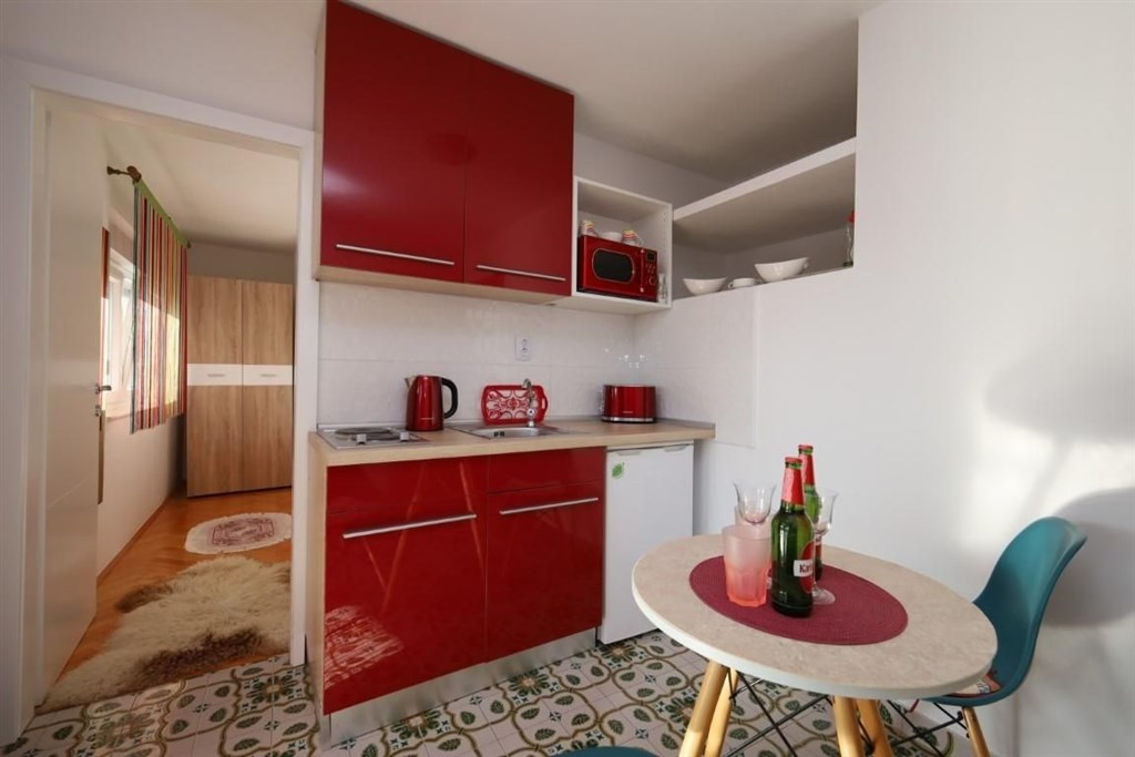 na-prodej-dum-se-3-apartmany-kousek-od-more-tisno-chorvatsko