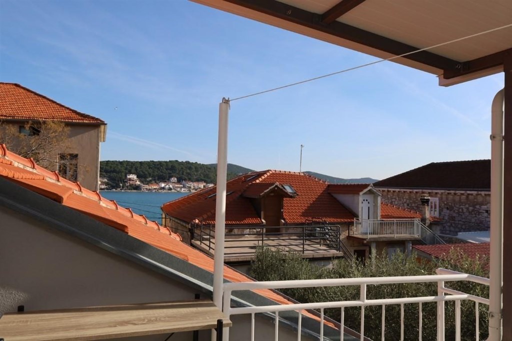 na-prodej-dum-se-3-apartmany-kousek-od-more-tisno-chorvatsko