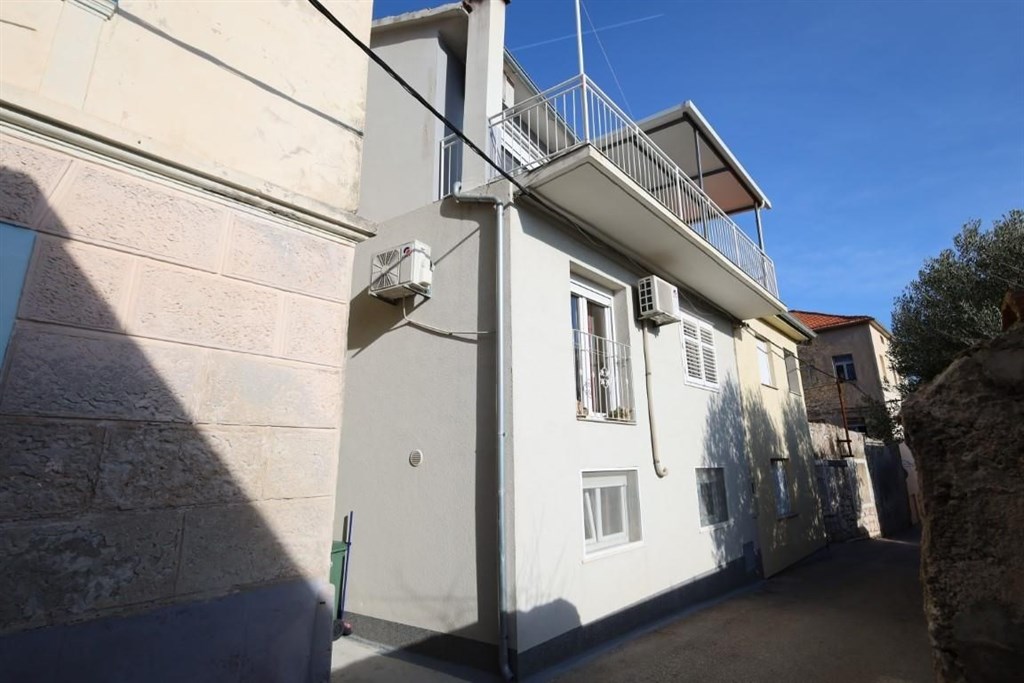 na-prodej-dum-se-3-apartmany-kousek-od-more-tisno-chorvatsko
