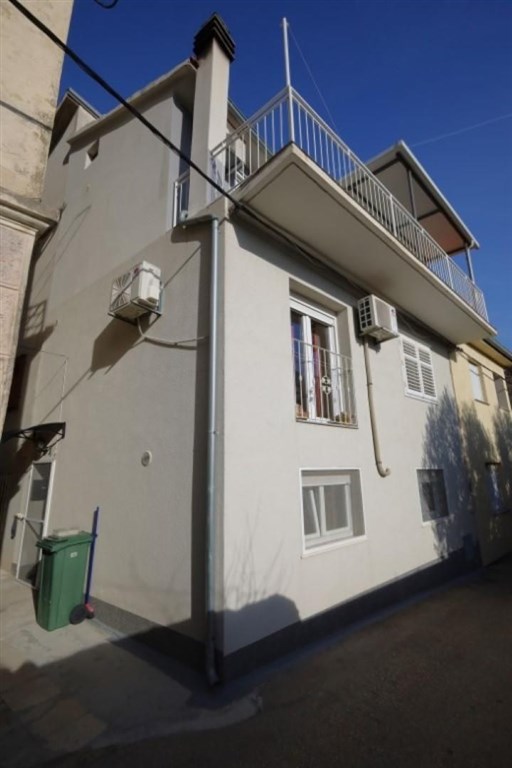 na-prodej-dum-se-3-apartmany-kousek-od-more-tisno-chorvatsko