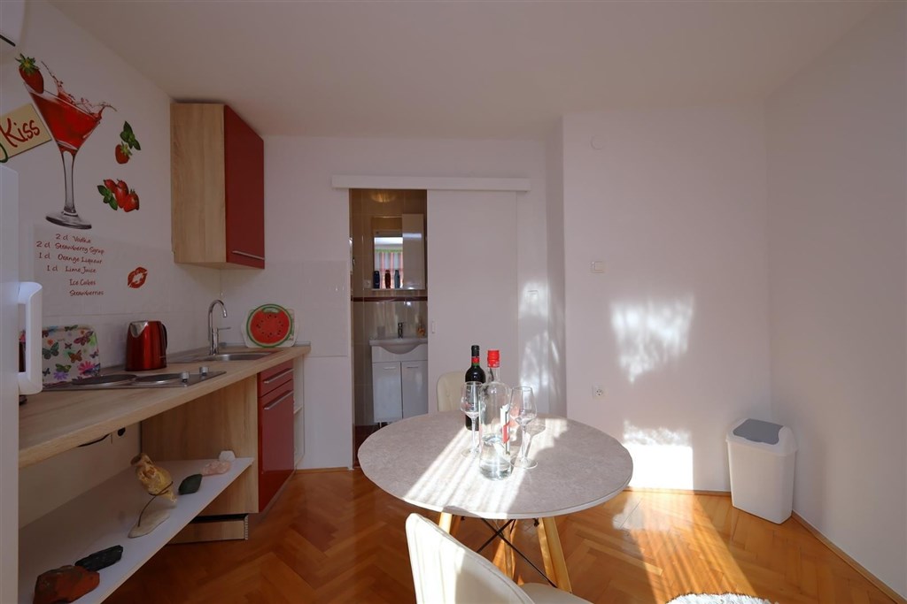 na-prodej-dum-se-3-apartmany-kousek-od-more-tisno-chorvatsko