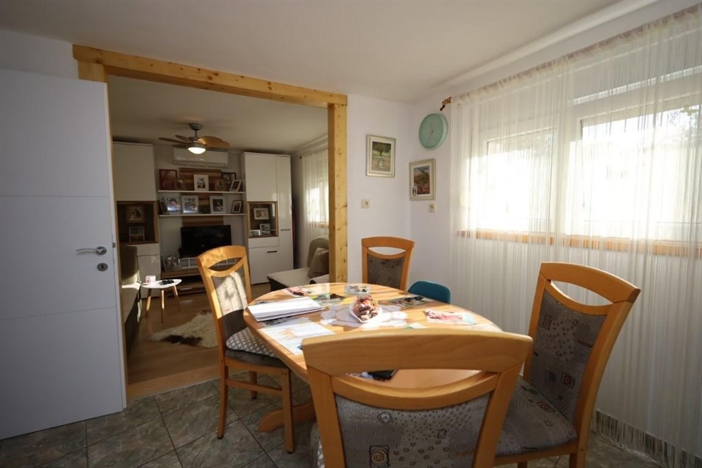 na-prodej-dum-se-3-apartmany-kousek-od-more-tisno-chorvatsko