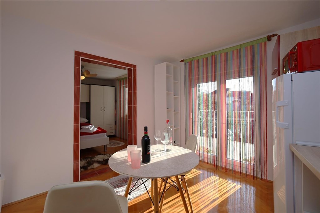 na-prodej-dum-se-3-apartmany-kousek-od-more-tisno-chorvatsko