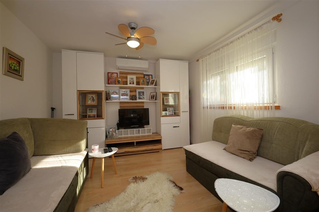 na-prodej-dum-se-3-apartmany-kousek-od-more-tisno-chorvatsko