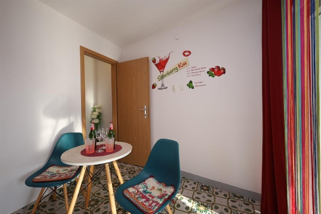 na-prodej-dum-se-3-apartmany-kousek-od-more-tisno-chorvatsko